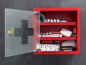 Que doit contenir l’armoire à pharmacie idéale ?